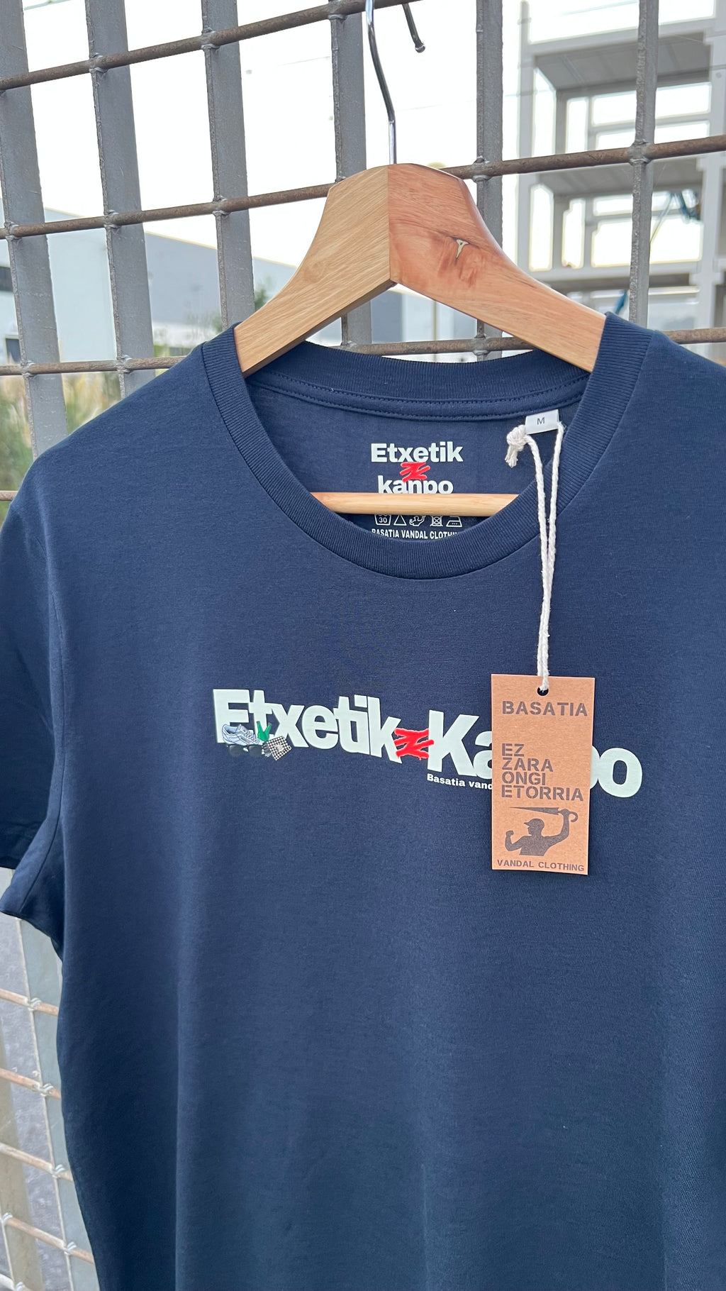 Camiseta Etxetik Kanpo