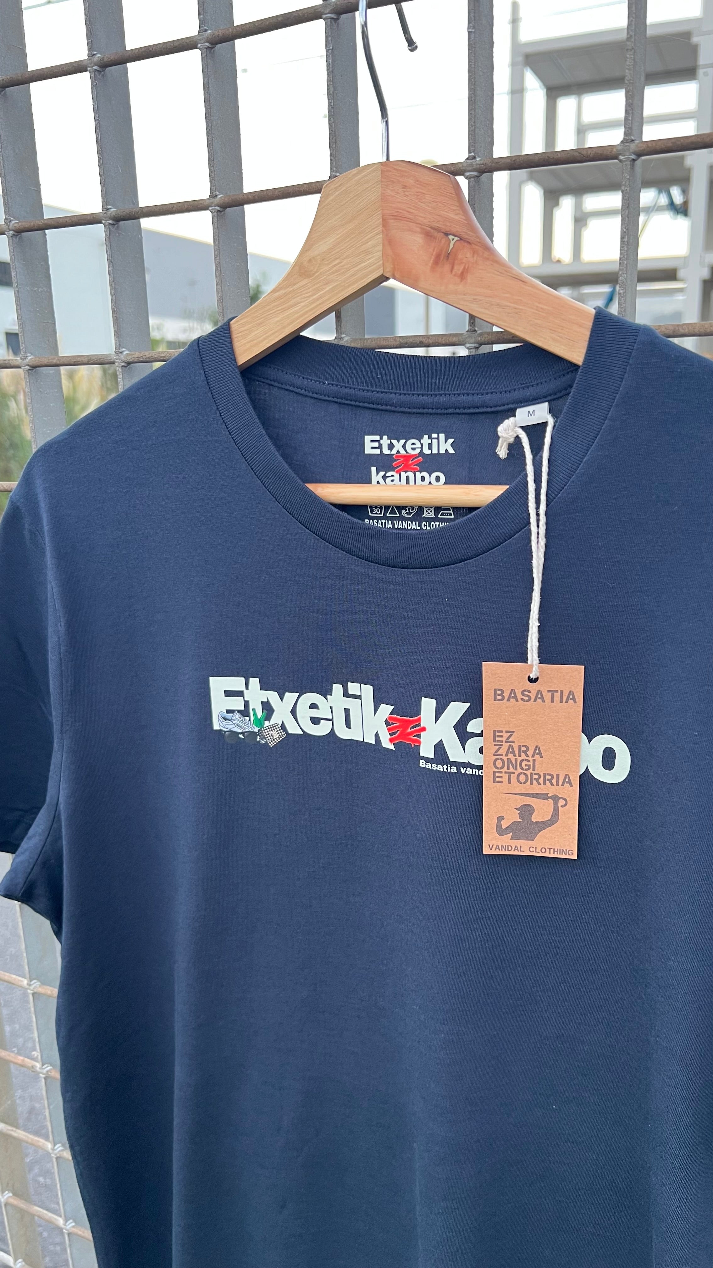 Camiseta Etxetik Kanpo
