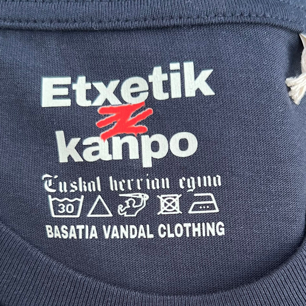 Camiseta Etxetik Kanpo